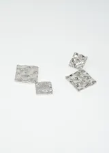Par de aros colgantes dorados con forma de rombo y textura irregular.