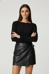 Top de manga larga color negro, ajustado al cuerpo, con escote bote y detalle drapeado en la zona de la cintura.