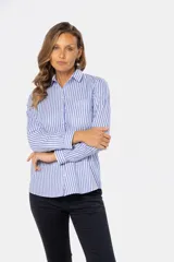 Camisa de manga larga con rayas verticales grises y blancas, corte holgado y bolsillo en el pecho.