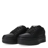 Championes negros con plataforma, cordones negros y logo plateado en la lengüeta. Suela de goma con diseño texturizado.