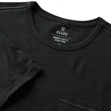 Remera gris oscuro de manga corta con bolsillo en el pecho.