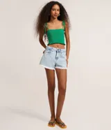 Top cropped femenino de color verde, confeccionado íntegramente en tejido lastex fruncido. Presenta un escote cuadrado y breteles finos regulables mediante lazos con detalle de concha en las puntas.