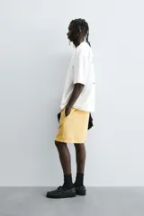 Bermuda de algodón gris con efecto lavado, corte relajado, cintura elástica ajustable con cordón y bolsillos laterales y trasero de vivo.