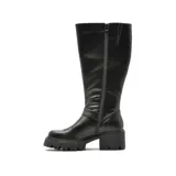 Bota de caña alta color negro, confeccionada en cuero sintético, con suela track de goma y taco cuadrado. Presenta una tira decorativa con hebilla metálica en la zona del tobillo.