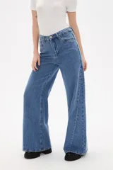 Pantalon de jean negro de corte ancho y tiro alto, con cierre frontal y bolsillos laterales.