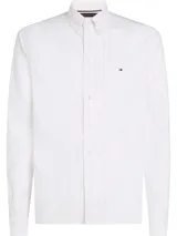 Camisa de hombre Tommy Hilfiger de corte regular, confeccionada en algodón Oxford blanco con finas rayas verticales en azul y rojo. Tiene cuello abotonado, puños redondeados con botón y logo bordado en el pecho.