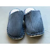 Pantuflas de pana azul con textura acanalada, diseño sin talón y borde trenzado decorativo. Cuentan con interior suave y suela de EVA.