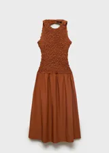 Vestido midi de diseño combinado con cuerpo entallado de textura arrugada y falda fluida. Presenta cuello perkins, diseño sin mangas y espalda abierta con cierre de botones.