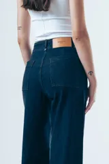 Jean de corte recto y tiro alto, color azul oscuro, con costuras verticales decorativas en el frente y diseño de pierna ancha.