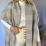 Pashmina rectangular con diseño a cuadros en tonos rosa y gris, con flecos en los bordes.