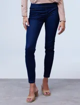 Jegging azul con pretina elastizada, bolsillos delanteros simulados y bolsillos traseros aplicados.