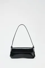 Bolso de hombro negro acharolado con solapa y asa ajustable.