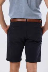 Bermuda clásica azul marino confeccionada en gabardina liviana de algodón con elastano, de corte recto y diseño liso.