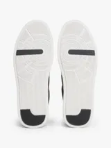 Zapatillas de tenis Tommy Hilfiger de corte bajo, confeccionadas en ante color gris con paneles en contraste de color blanco. Presentan cierre con cordones, suela de goma blanca y logo de la marca grabado en el lateral y el talón.