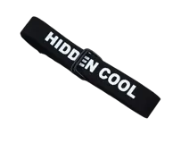 Cinturón de tela elástica negra con hebilla ajustable de plástico negro. El texto "HIDDEN COOL" está impreso en blanco a lo largo de la cinta.