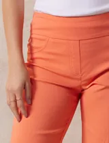 Bermuda color beige de gabardina elastizada, marca Ruby Rd. Tiene pretina ancha elastizada, bolsillos simulados en la parte delantera y bolsillos aplicados en la parte trasera.