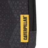 Bolso tipo mini pouch marca Caterpillar, color negro con diseño geométrico y etiqueta lateral amarilla con el logo de la marca. Cuenta con cierre de cremallera y gancho mosquetón superior.