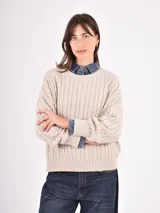Buzo de tejido de punto con diseño de ochos, color beige, de corte holgado, cuello redondo y mangas largas con puños acanalados.