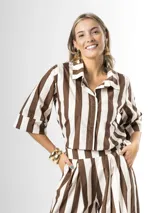 Camisa de algodón con estampa a rayas en colores marrón y blanco, de corte holgado, mangas tres cuartos y cuello camisero clásico.