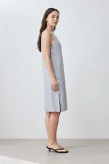 Vestido gris melange de lino, corte recto, sin mangas y con botones decorativos en el lateral.