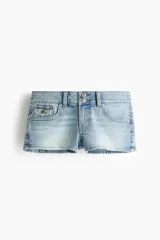 Minishorts de cinco bolsillos en denim levemente elástico de color celeste, con corte ajustado, tiro bajo y cierre con botones. Cuenta con un bolsillo monedero con solapa y botón.