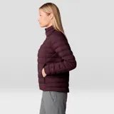 Campera acolchada de plumón con cierre frontal completo, cuello alto y diseño liviano. Cuenta con bolsillos laterales con cierre y puños elásticos para mayor protección contra el frío.