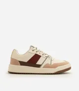 Championes urbanos Satinato, color beige con detalles en marrón, bordó, rosado y verde. Cuentan con capellada de poliuretano con recortes, cierre de cordones y suela plana estructurada.
