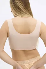 Top deportivo negro con escote cuadrado y breteles anchos.