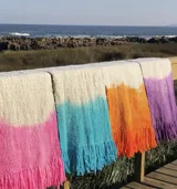 Chal bufanda tejida a mano con lana virgen sin teñir, con puntas desgastadas y teñida a mano en degrade de blanco a rosa.