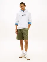 Buzo canguro blanco de puro algodón con capucha ajustable, bolsillo frontal tipo karkur y logo de Tommy Hilfiger estampado en el pecho con detalles en verde.