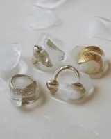 Anillo de diseño orgánico y macizo con forma irregular, elaborado artesanalmente en metal.