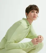 Pantalón saruel color verde claro, con elástico en la cintura, cordón para ajustar y bolsillos laterales.