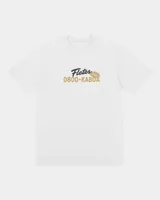 Remera blanca de corte recto y cómodo, con estampa frontal inspirada en servicios de fletes en tonos marrón y negro.
