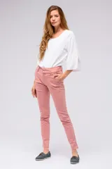 Pantalón de gabardina azul marino, de corte skinny y tiro medio, con bolsillos laterales y trabillas para cinturón.