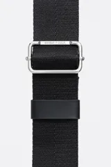 Bolso bandolera de tamaño pequeño confeccionado en nylon, con estructura blanda y cierre de cremallera. Cuenta con asa larga regulable de tejido y logo de la marca aplicado en la parte inferior frontal.