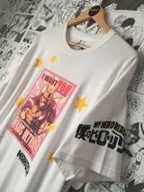 Remera blanca con estampado de All Might, personaje del anime Boku no Hero Academia, con detalles en vinilo textil.