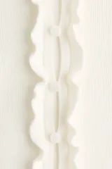 Saco ajustado de punto acanalado fino marca H&M Divided, color blanco, con cuello redondo y cierre frontal de botones. Presenta ribetes de volados en el escote, la tapeta y el bajo.