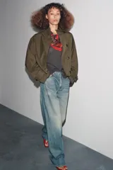 Pañuelo cuadrado de seda y viscosa con estampado paisley en tonos oscuros, beige y detalles en rosado, con borde decorativo.