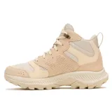 Bota de senderismo Merrell de caña media, color beige, confeccionada en ante impermeable y malla transpirable. Presenta cierre de cordones, cuello acolchado y suela de goma con relieve para mayor tracción.