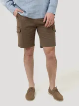 Short cargo de gabardina color marrón de la marca RKF, modelo Kunapro. Cuenta con múltiples bolsillos funcionales en los laterales, delanteros y traseros, presillas para cinturón y cierre con botón.
