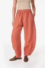Pantalón de lino italiano color terracota, de corte relajado y fluido con cintura elástica fruncida.