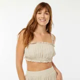 Top corto color beige de mezcla de lino, con tirantes finos ajustables y escote recto con volantes.