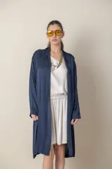 Túnica italiana larga en satén de seda color azul marino liso, de corte suelto con bolsillos laterales.