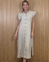 Vestido midi de lino color beige, con botonera frontal completa, cuello mao con volados y mangas cortas con volados.