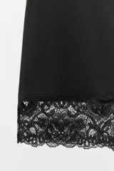 Shorts color marrón de tiro alto, con cintura elástica y bajo acabado con encaje combinado a tono.