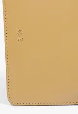 Cartera tipo bucket beige de cuero sintético con diseño trenzado y cierre fruncido, acompañada de un monedero o tarjetero liso con correa de mano a juego.