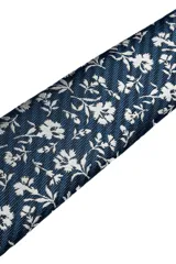 Set compuesto por una corbata y un pañuelo de bolsillo a juego, ambos en color bordó con un estampado geométrico sutil en tono oscuro.