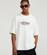 Remera de corte oversized color blanco, con estampa gráfica en la espalda que presenta una calavera con casco de carreras y tipografía gótica. Confeccionada en algodón, cuenta con mangas cortas y diseño holgado.