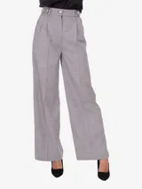 Pantalón sastrero de tiro alto y corte recto, color gris. Presenta pinzas en la parte frontal y una pretina con botones decorativos tipo perla.