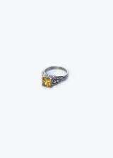 Anillo plateado de acero quirúrgico con diseño de cristal amarillo cuadrado y strass.